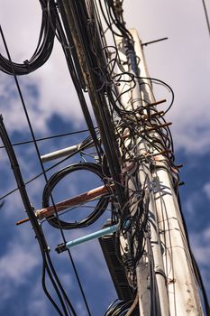 Trellis with electric cables unsafe in Dominican Republic