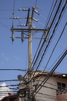 Trellis with electric cables unsafe in Dominican Republic