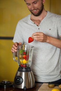 Male staff preparing a juice at health grocery shop