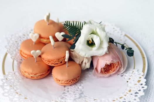Cakes and boutonniere with roses 