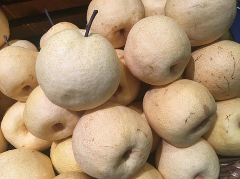 Many yellow-skinned pear fruit are on the market.