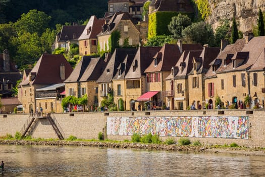 La Roque-Gageac, Dordogne, France: Canoeing on the river Dordogne at La Roque-Gageac. France