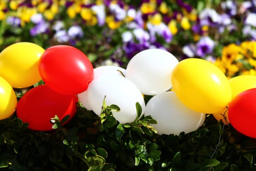 The picture shows happy easter greetings with eastereggs and flowers