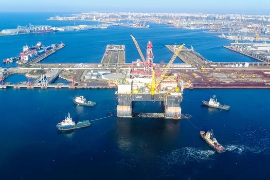 Drilling platform in the port. Towing of the oil platform.