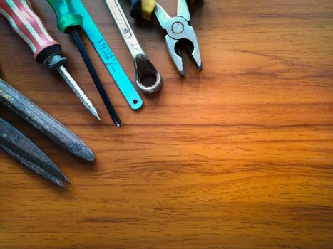 The repair tools were placed on a brownish-yellow table.