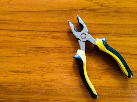 The repair tools were placed on a brownish-yellow table.