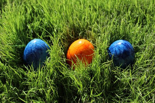 The picture shows coloured eastereggs in eastergrass