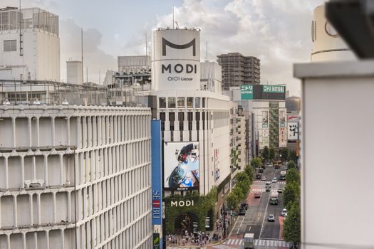 Shibuya Modi Marui City Building opened in 2015 at the intersection of the Jinnan Ichome Fire in Inokashira Street of the Shibuya Center Gai District which literally means Shibuya Central District. "modi" means Latin, melody and harmony.