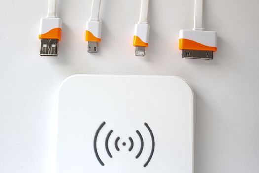 Cables recharger Lightning to USB Cable, 30-pin to USB, Micro USB and a wireless charger.