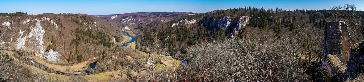 Spring hike in the beautiful Danube valley, along the Kallenberg castle ruins, to Bronnen Castle near Fridingen on the Danube