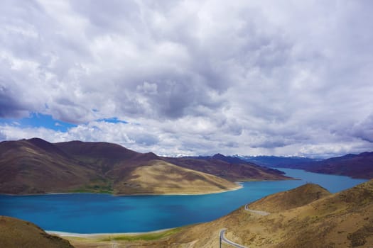  The Yamdrok Yumtso lake,Tibet, Yamdroog is the fifth largest lake in the Tibet Autonomous Region and the largest inland brackish lake in southern Tibet.               