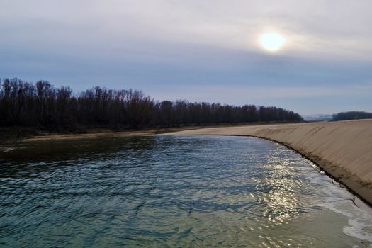 Picturesque places on Jianu's arm on a cold winter day.
The sandy islands rose along the Danube tributary and river, closing the mouths in the area.