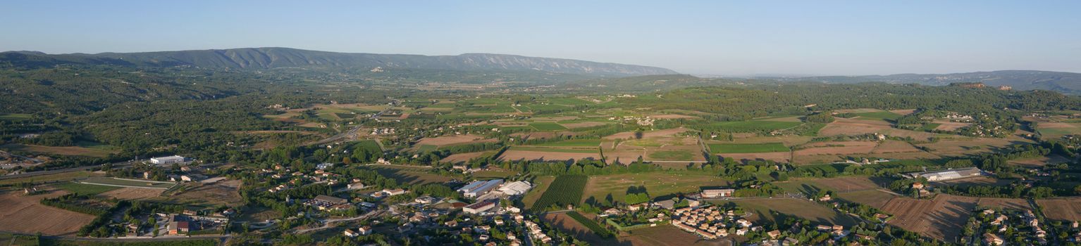 hot air balloon flight in the vaucluse above the village of Roussillon, France