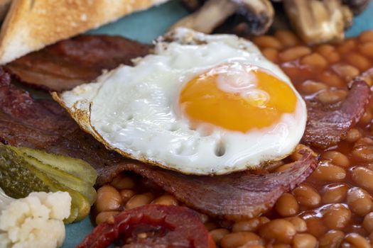 full englisch breakfast on a plate