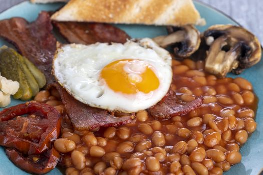 full englisch breakfast on a plate