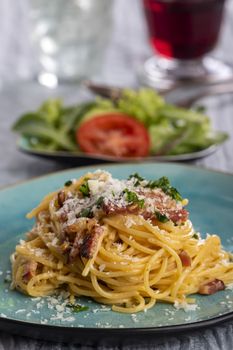 spaghetti carbonara on a blue plate