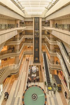 Wide view of the interior of the Haneda Airport market called "Big Bird" with a six-story restaurant, a shopping area, a decoration in the form of a turbine on the ground and an atrium on the ceiling.