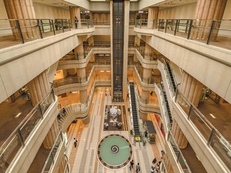 Wide view of the interior of the Haneda Airport market called "Big Bird" with a six-story restaurant, a shopping area, a decoration in the form of a turbine on the ground and an atrium on the ceiling.