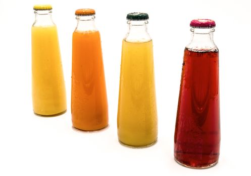 Bouteilles de jus de fruits et légumes isolés sur fond blanc