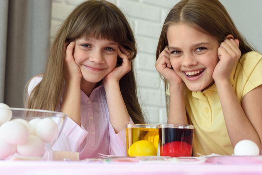 Children wait until Easter eggs turn colored and have fun looking at the frame