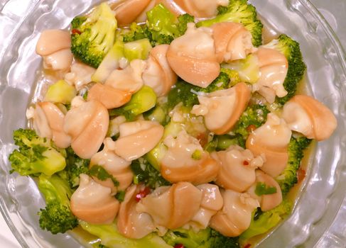 Meal of Seafood clam and broccoli on the transparent dish