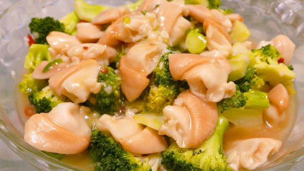 Meal of Seafood clam and broccoli on the transparent dish