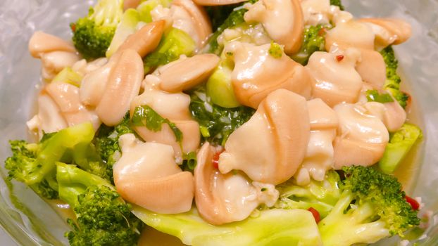 Meal of Seafood clam and broccoli on the transparent dish