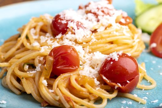 spaghetti pasta with cherry tomatoes