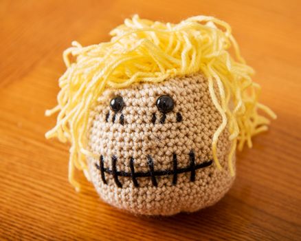 Ball head made from yarn with a mouth sewed shut