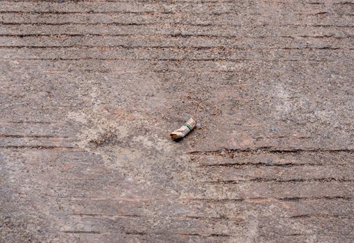 The cigarette butt let down on the concrete floor