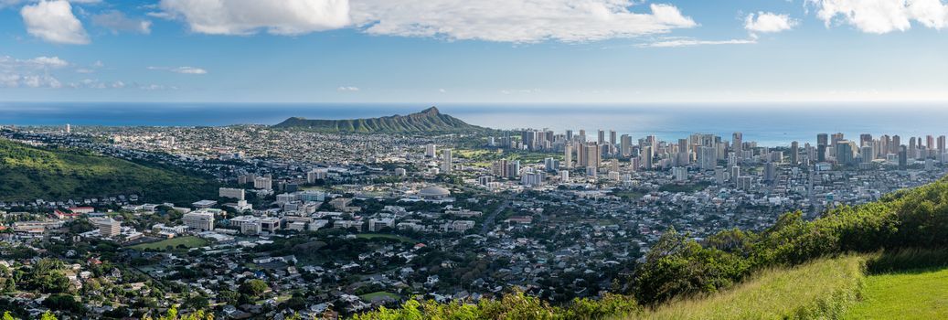 Wide panoramic image of Waikiki, Honolulu and Diamond Head from the Tantalus Overlook on Oahu, Hawaii