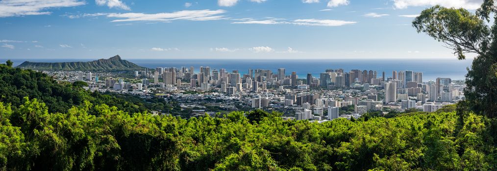 Wide panoramic image of Waikiki, Honolulu and Diamond Head from the Tantalus Overlook on Oahu, Hawaii