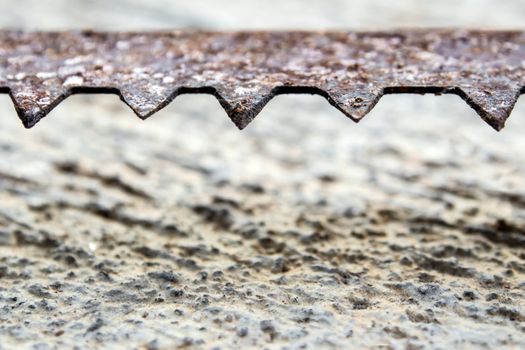 The sharpness of saw blade is old and rusty On the concrete floor