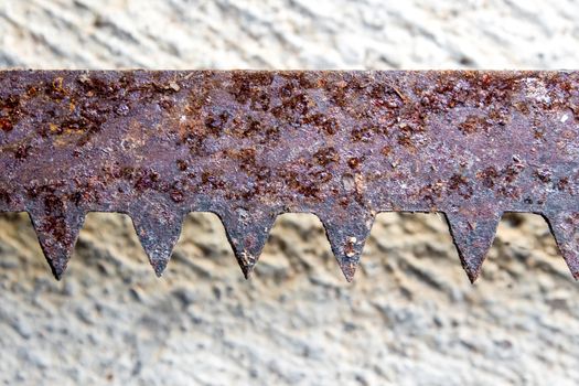 The sharpness of saw blade is old and rusty On the concrete floor