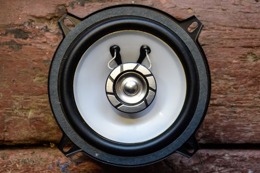 Combined car speaker, tweeter integrated in a large speaker.