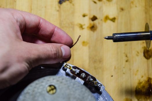 Repair of acoustic dynamics, ration soldering wire on the speaker. Nickel cobalt speaker 25gd-26