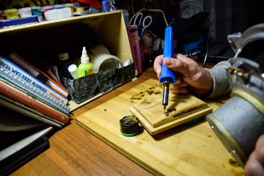 Repair of acoustic dynamics, ration soldering wire on the speaker. Nickel cobalt speaker 25gd-26