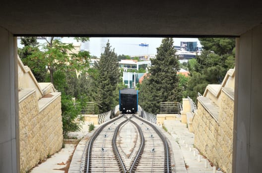 The funicular rises and descends from the boulevard to the upland park .
