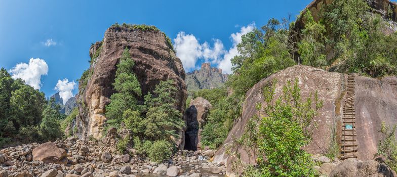 Panoramic view of the Tugela Gorge towards the South. The Devils Tooth and Toothpick, Tugela Tunnel and chain ladder are visible from left to right