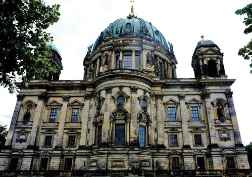 Standing in front of the Berliner Dom with tree