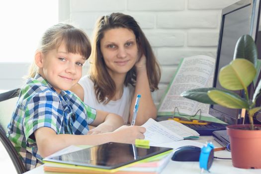 tutor helps the student with homework on the computer