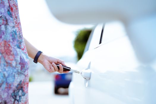 car unlocks remote point to open the door