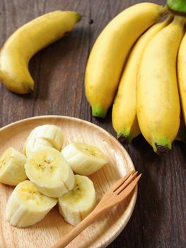 Banana slice on a plate placed on a wooden table.