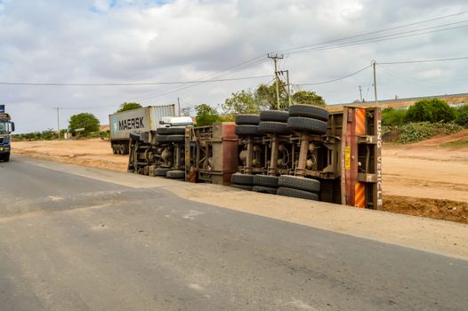 Nairobi,Kenya,Afrique-03/01/2017.Tanker truck crashed and return on the road from Nairobi and Mombasa to Kenya in Africa
