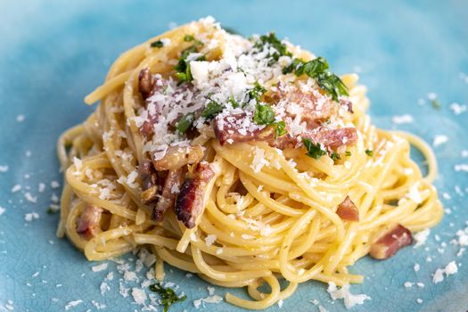 spaghetti carbonara on a blue plate