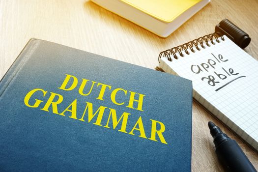 Learn dutch grammar. Book and pen a table.
