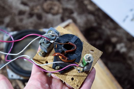 Acoustic filter in a music column. Electrical circuit of a magnetic coil, capacitor and resistance. Repair of acoustic dynamics, ration soldering wire on the speaker.