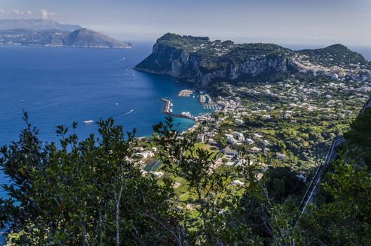 From the island you can see its port and in the distance the Italian coasts at the height of Naples