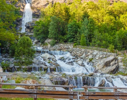 It is 32 meters high and with a short walk you can get right behind the jump of the waterfall.The rocks are the typical gneisses of the great paradise massif