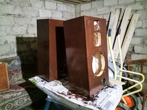 Case of the Acoustic vintage system amphiton 35ac-018 during restoration. Grinding and painting.